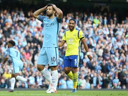 ¿Lo embrujaron? El Kun volvió a errar un penal