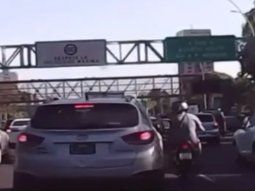 Se bajó de una camioneta y le pegó una patada voladora a un motoquero
