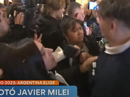 Una periodista fue agredida en vivo por militantes de Milei mientras él votaba