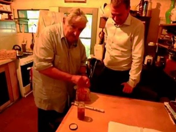 Mujica enseña a hacer una salsa para la TV holandesa