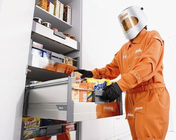 Un traje que simula los achaques de la tercera edad