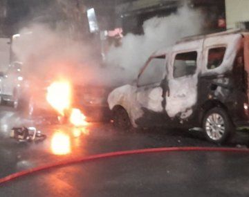 Incendio intencional en Villa del Parque: dos autos destruidos en plena madrugada