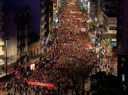 Multitudinaria marcha en Uruguay contra la intervención de los militares en la seguridad pública