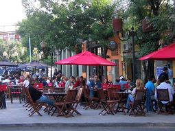 Bares y restaurantes ya no tendrán que pagar extra por sus mesas en la calle
