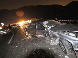 al menos 36 muertos al volcar un omnibus en italia al menos 36 muertos al volcar un omnibus en italia