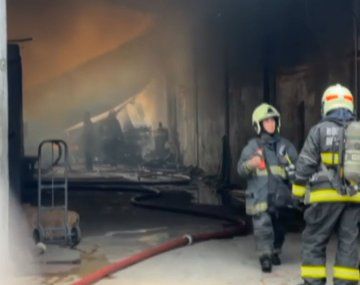 Floresta: un depósito se prendió fuego y debieron evacuar un geriátrico lindero