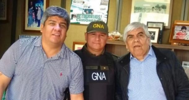 El comandante Saldaño junto a Hugo y Pablo Moyano