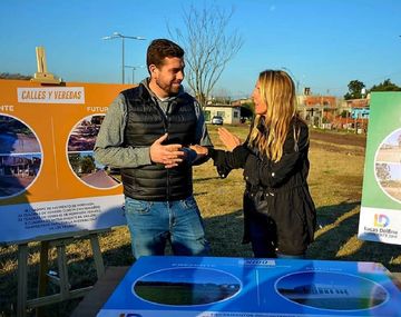 Lucas Delfino y la funcionaria Marina Klemensiewicz en el Barrio Rolón