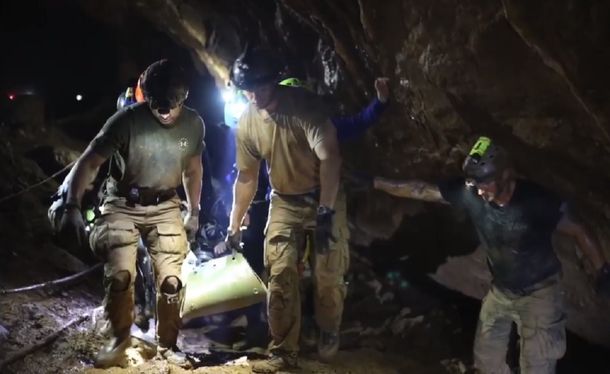 Los 12 chicos y su instructor fueron rescatados con éxito
