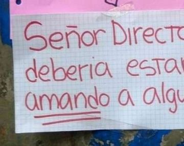 Este es uno de los carteles que le dejaron al director tras el hecho