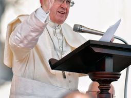 El Papa aceptó la renuncia de un cardenal acusado de encubrir abuso pero lo mantiene en su cargo