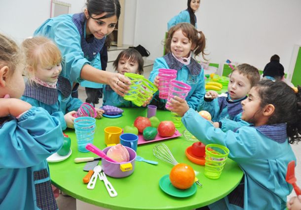 Sala de tres en jardínes. Imagen de archivo