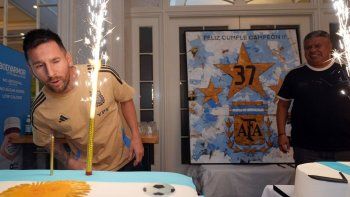¡feliz cumpleanos lionel messi! convocan a cantarle a las 10 de la manana y 10 de la noche ¡feliz cumpleanos lionel messi! convocan a cantarle a las 10 de la manana y 10 de la noche