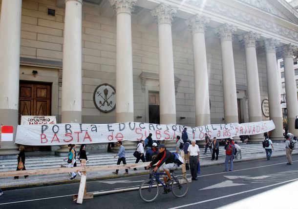 Toman la Catedral Metropolitana contra los subsidios a la educación privada