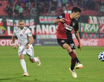 Newells logró un agónico empate para cerrar la fase de grupos puntero e invicto