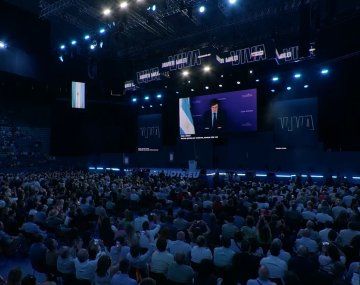 Tras la derrota electoral: Milei participó del festival Viva 25 de Vox por videollamada