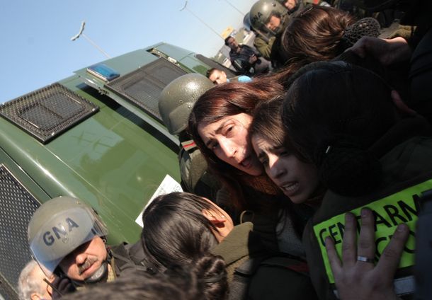 Gendarmería remolca los autos que cortan la Panamericana