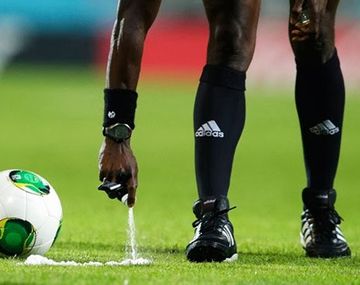 Demandan a la FIFA por plagio del aerosol que marca canchas