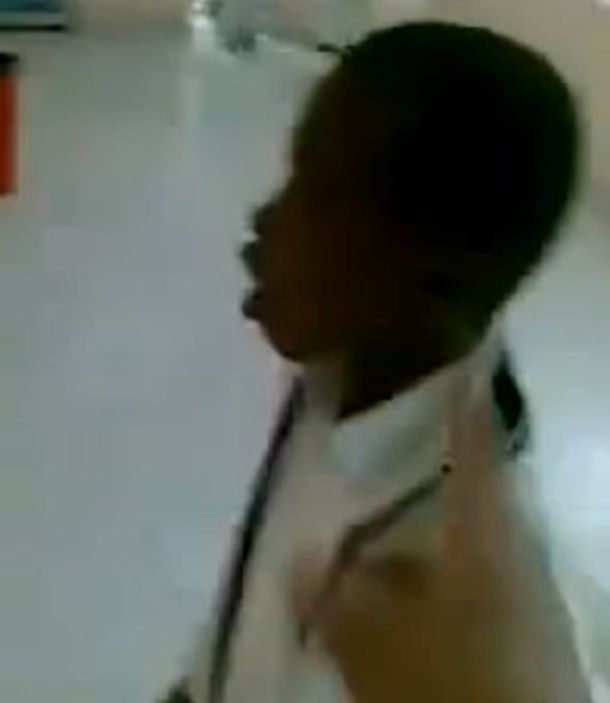 Insólito: un chico que simula ser una sirena de la policía