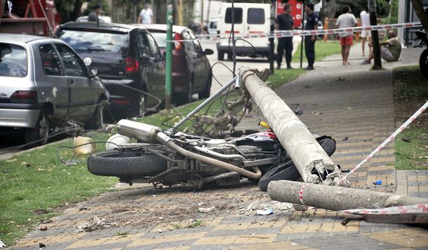 La Plata: se cayó un poste de luz y mató a un hombre