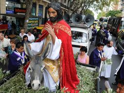 una procesion en la ciudad celebro al papa francisco una procesion en la ciudad celebro al papa francisco
