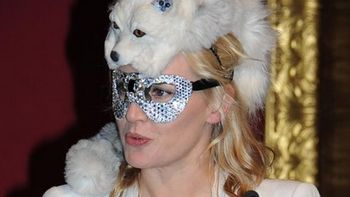 el llamativo gorro de una actriz en una gala el llamativo gorro de una actriz en una gala