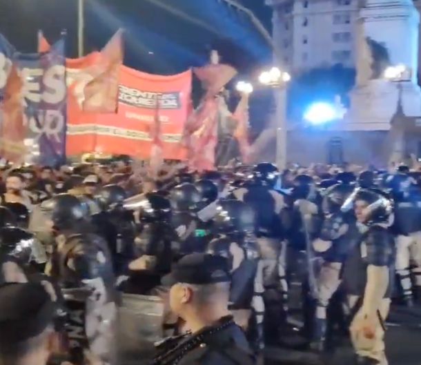 Video: manifestantes de izquierda hicieron retroceder a tres filas de policías en el Congreso