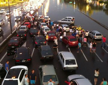 Las fuertes lluvias inundaron la autopista Panamericana