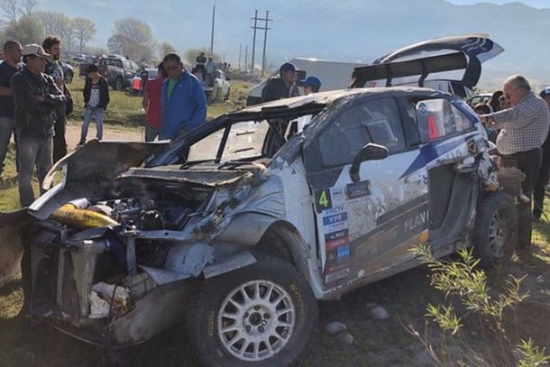 El ex tenista volcó durante la séptima etapa entre la ruta 325 y El Rincón y debió abandonar la competencia