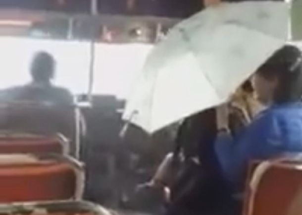 Video: llovía más adentro del colectivo que afuera