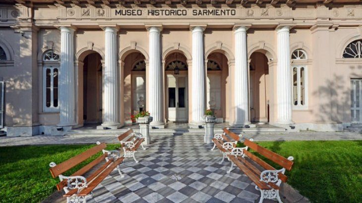 Descubren que las baldosas que rodean al Museo Histórico Sarmiento son lápidas