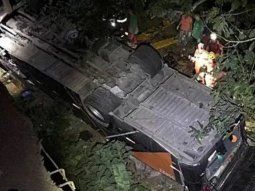 Cayó de un puente un micro que transportaba a un equipo juvenil de fútbol: cuatro muertos