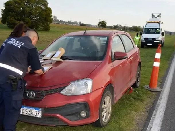 Tragedia en La Plata: se bajó del auto para cambiar la rueda en la ruta y murió atropellado por un camión