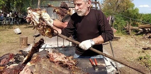 Juan Ramos, el experimentado asador del restaurante de campo Raíz Criolla, en Open Door, en plena tarea. Juan Ramos, el experimentado asador del restaurante de campo Raíz Criolla, en Open Door, en plena tarea.