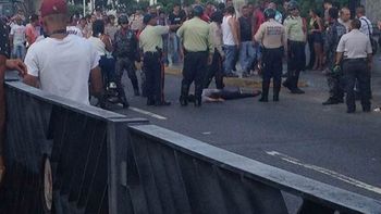 Al menos dos muertos y 4 heridos durante el plesbicito en Venezuela Al menos dos muertos y 4 heridos durante el plesbicito en Venezuela