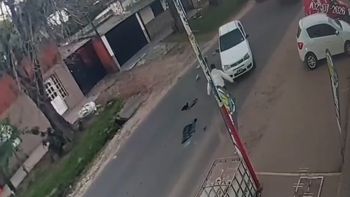 El portón abierto de un vehículo municipal chocó a un coche estacionado. El portón abierto de un vehículo municipal chocó a un coche estacionado.