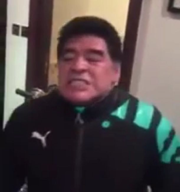 Con cara de furia y cumbia de fondo, Maradona entrena boxeo