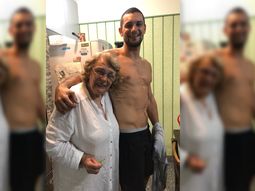 Se tatuó una nota que su abuela le escribió a su abuelo cuando falleció y su video emocionó a todos