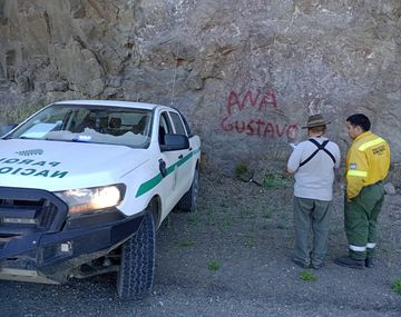 Escándalo: camionero fue filmado vandalizando las rocas del Valle Encantado