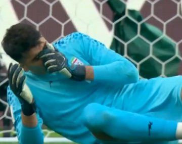 VIDEO: así fue el impresionante choque del arquero de Irán