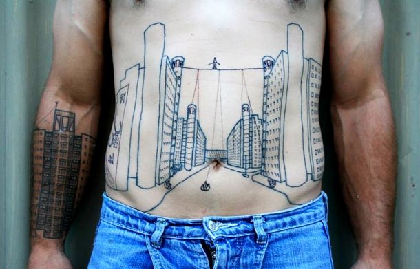 Se tatuó el momento en que un artista caminaba a 40 metros de altura