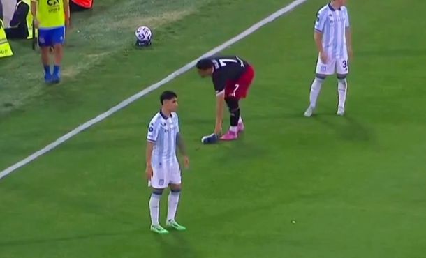 La reacción de Maxi Salas cuando un hincha de Racing le tiró una zapatilla