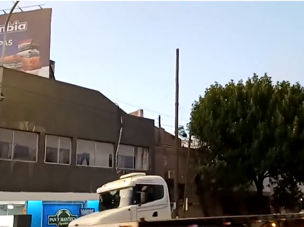 Incendio en una fábrica de bicicletas en Barracas: trabajan siete dotaciones de bomberos en el lugar