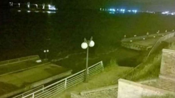 VIDEO: Así se derrumbó un paseo costero por las inundaciones