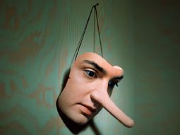 Por qué elegimos mentirnos