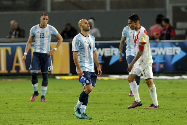 Mascherano dio un mal pase que terminó en penal a favor de Perú.