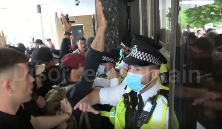 Antivacunas asaltaron las oficinas de la BBC en Londres