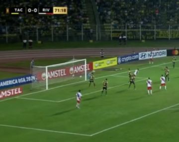 El gol de carambola de Boselli para el 1-0 de River ante Deportivo Táchira