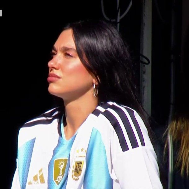 Dua Lipa, invitada a La Bombonera para ver el Superclásico y con camiseta especial