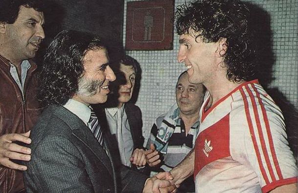 El riojano saluda a Oscar Ruggeri